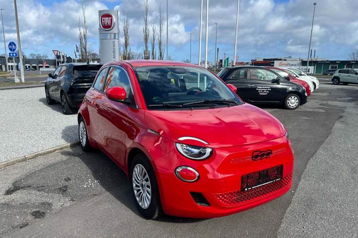 Rød Fiat 500e fra 2023