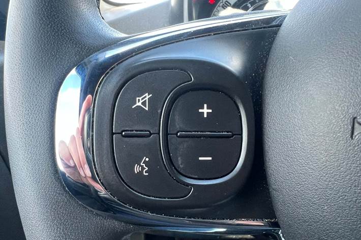 Blå Fiat 500 fra 2024