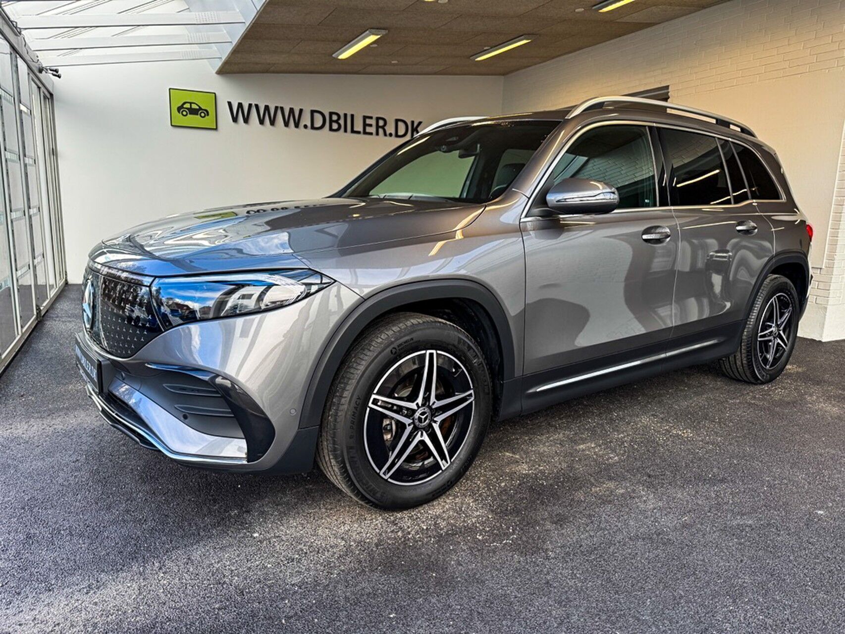 Grå Mercedes EQB 250+ fra 2024