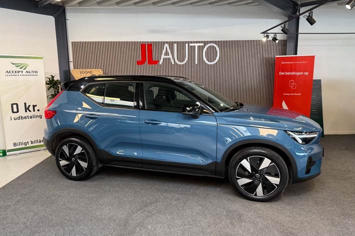 Blå Volvo XC40 fra 2023