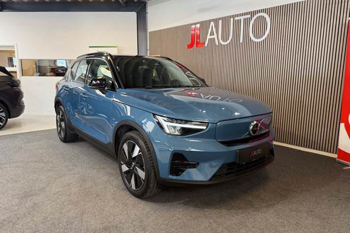 Blå Volvo XC40 fra 2023
