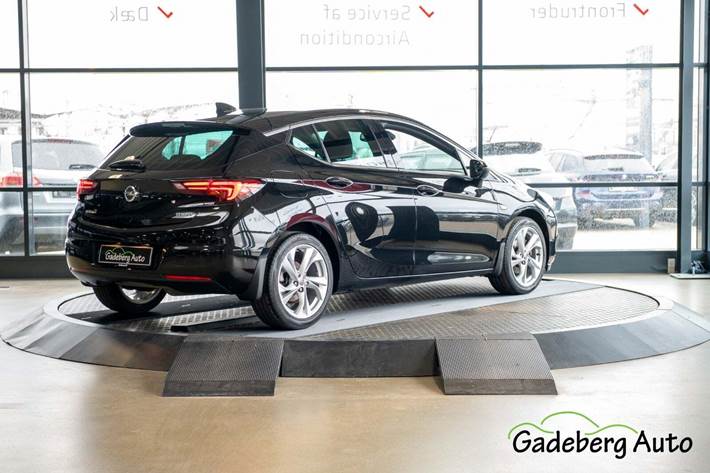 Sort Opel Astra fra 2017
