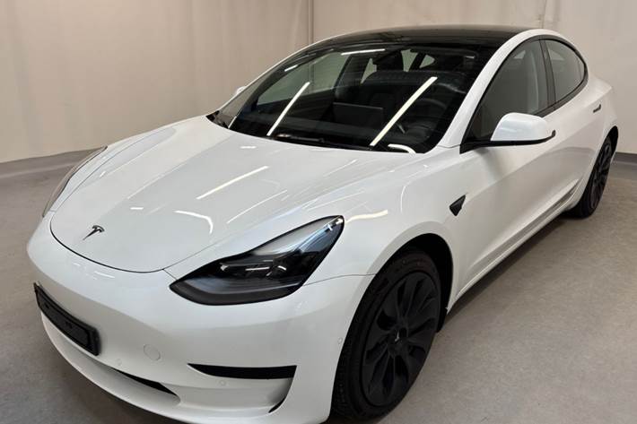 Hvid Tesla Model 3 fra 2022