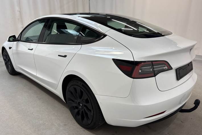 Hvid Tesla Model 3 fra 2022