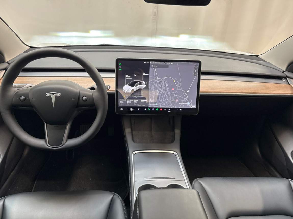 Hvid Tesla Model 3 fra 2022