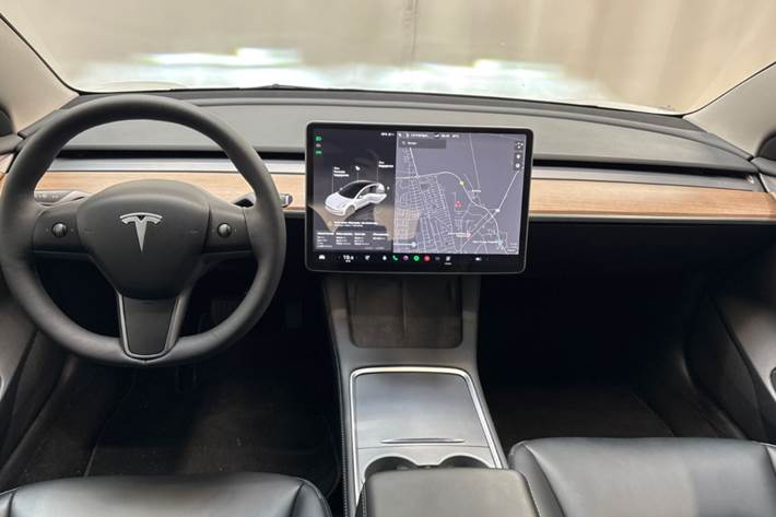 Hvid Tesla Model 3 fra 2022