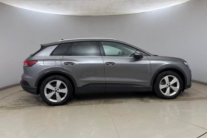 Grå Audi Q4 e-tron fra 2025