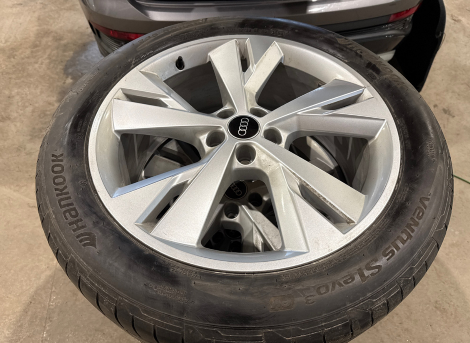 Grå Audi Q4 e-tron fra 2025