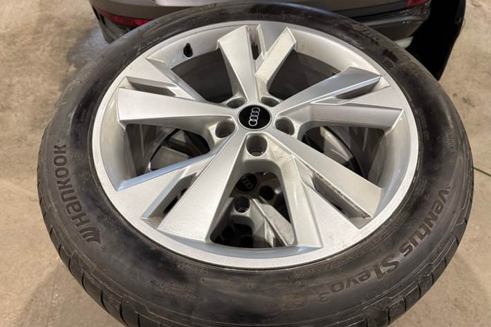 Grå Audi Q4 e-tron fra 2025