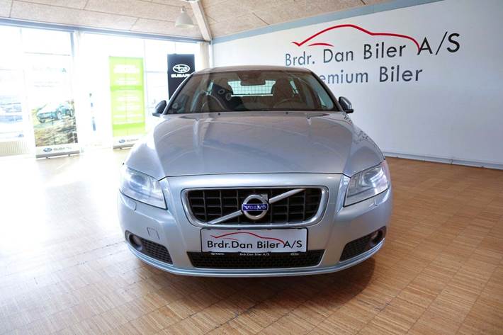 Grå Volvo V70 fra 2012