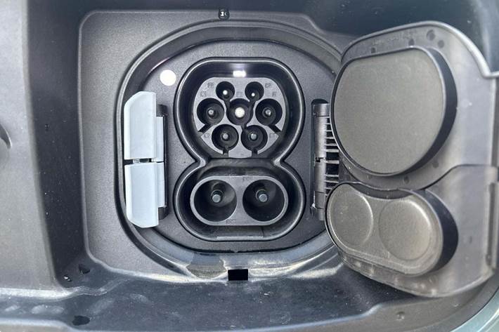 Grøn BMW iX1 fra 2025