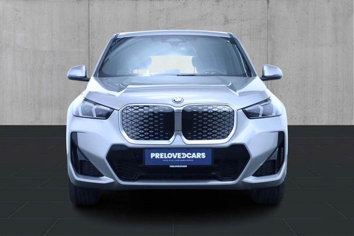 Orange BMW iX1 fra 2025