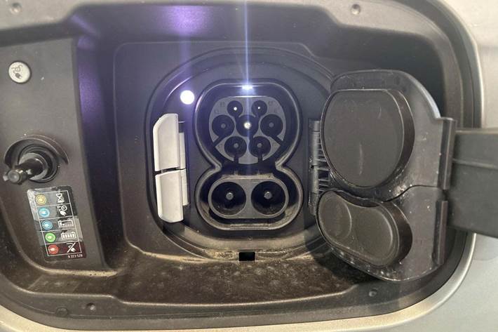 Orange BMW iX1 fra 2025