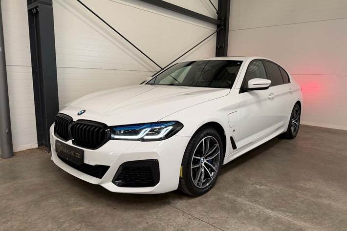Hvid BMW 545e fra 2021
