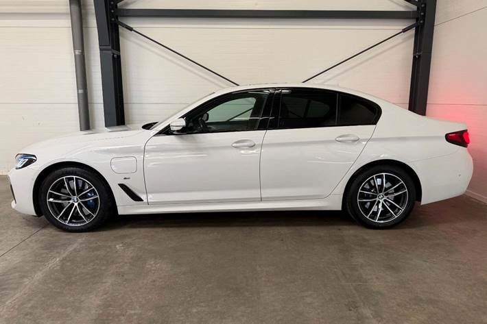 Hvid BMW 545e fra 2021