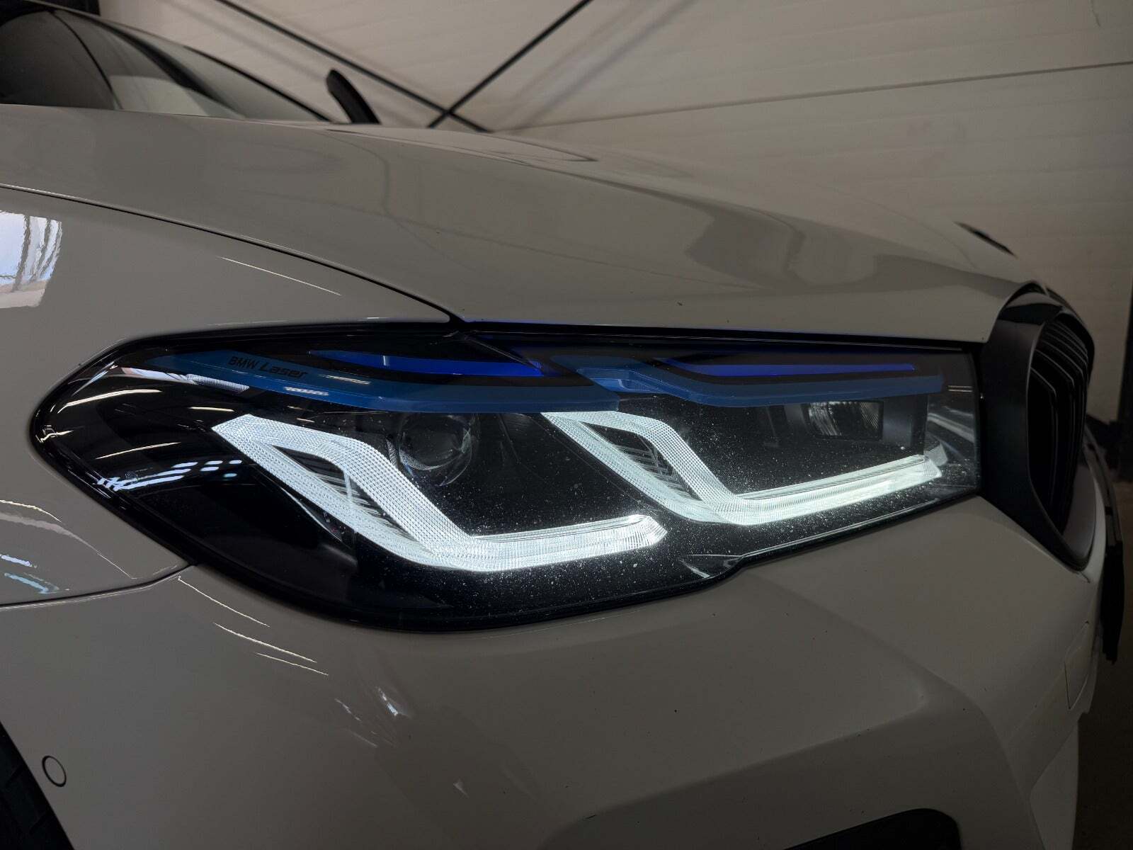 Hvid BMW 545e fra 2021