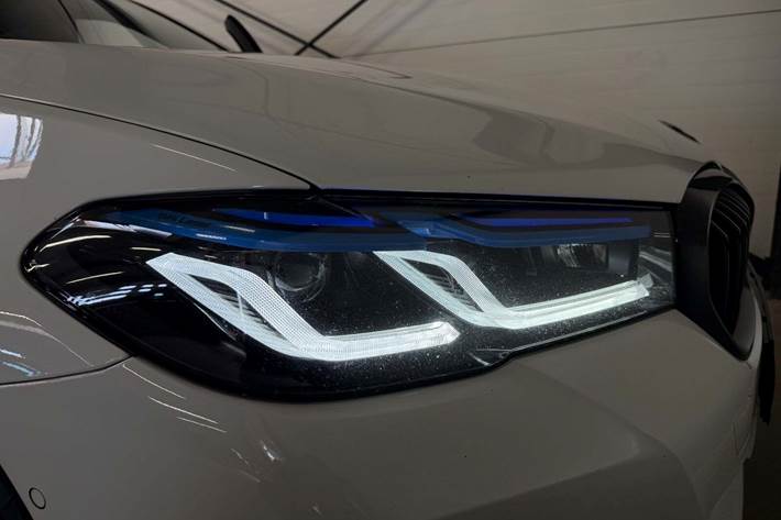 Hvid BMW 545e fra 2021