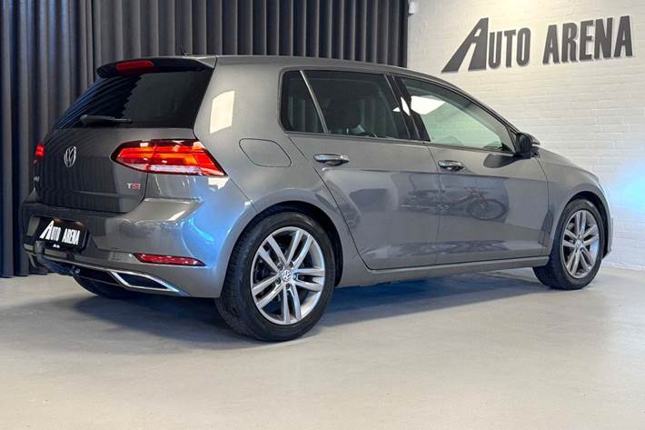 Grå VW Golf VII fra 2017