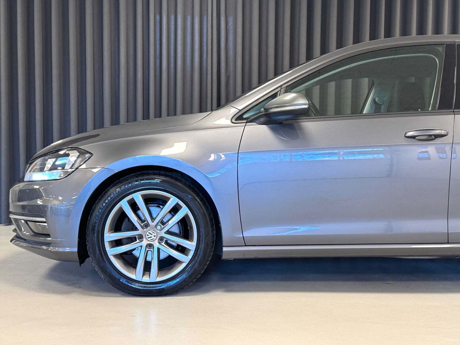 Grå VW Golf VII fra 2017