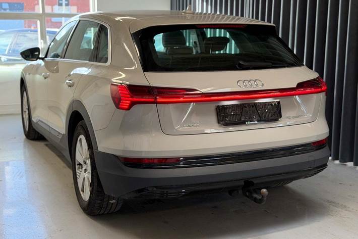 Beige Audi e-tron fra 2021