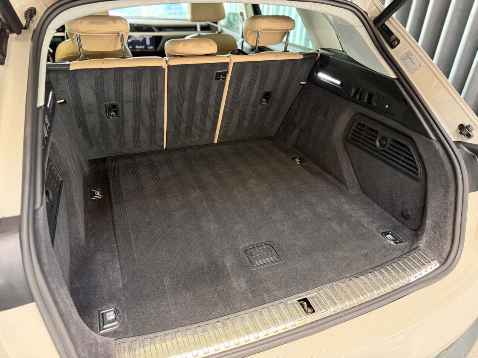 Beige Audi e-tron fra 2021