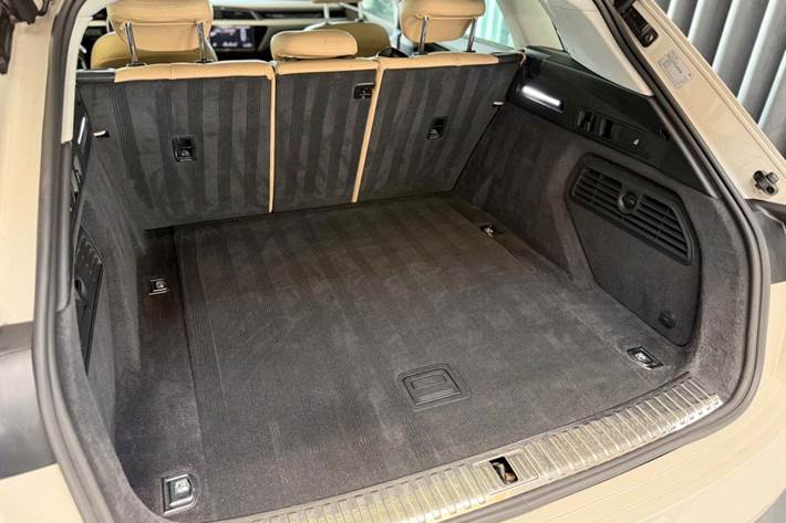 Beige Audi e-tron fra 2021