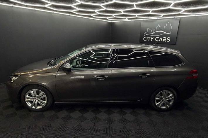 Grå Peugeot 308 fra 2016