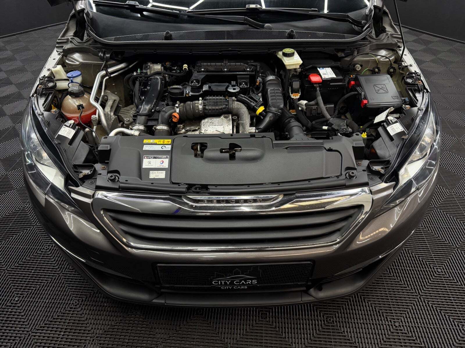 Grå Peugeot 308 fra 2016