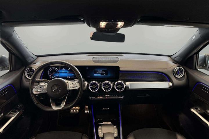 Grå Mercedes EQB250 fra 2023