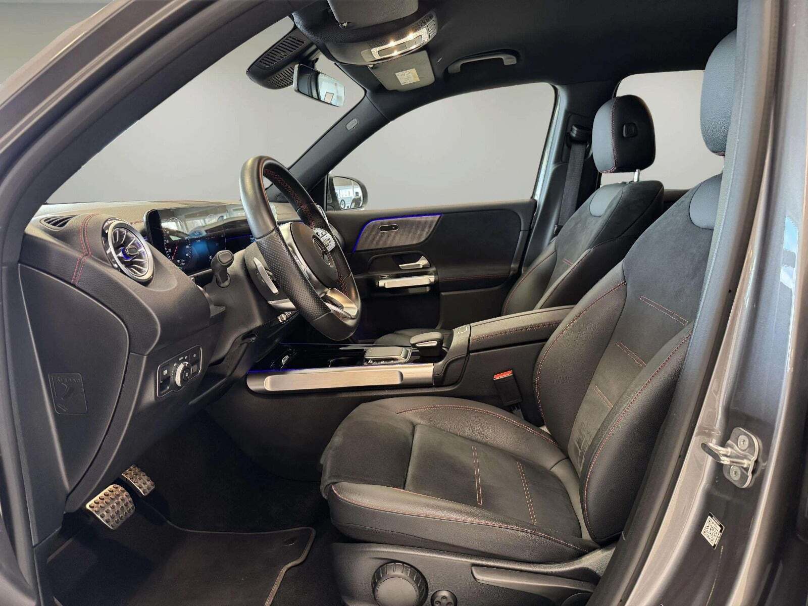 Grå Mercedes EQB250 fra 2023