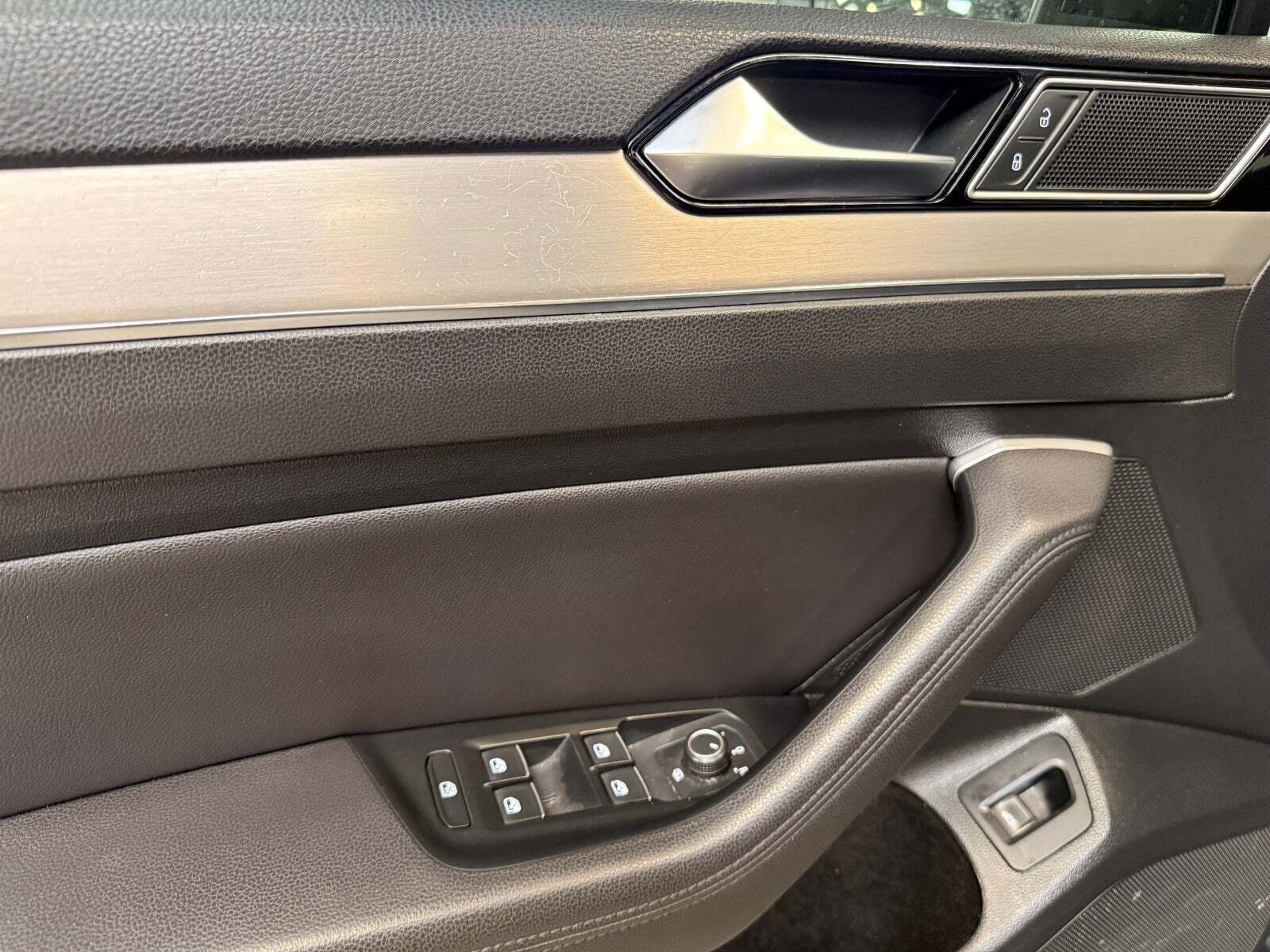 Sort VW Passat fra 2016