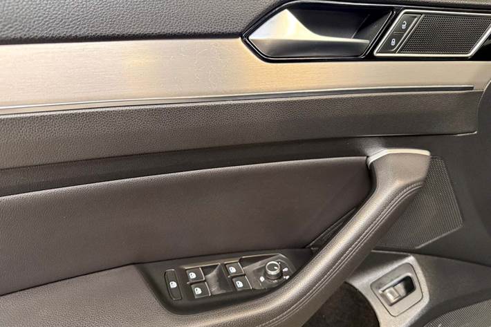 Sort VW Passat fra 2016