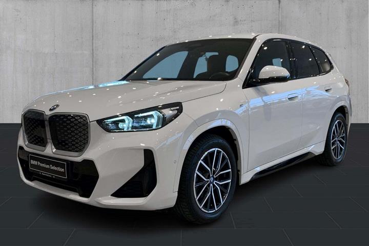 Hvid BMW iX1 fra 2024 set udefra