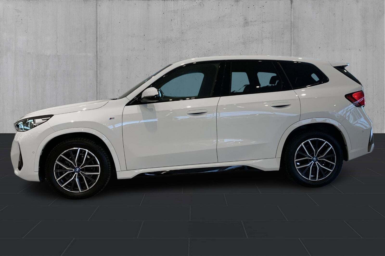 Hvid BMW iX1 fra 2024