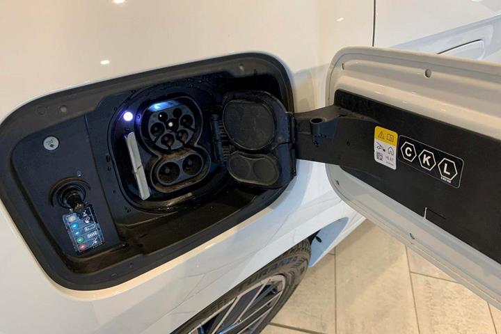 Hvid BMW iX1 fra 2024