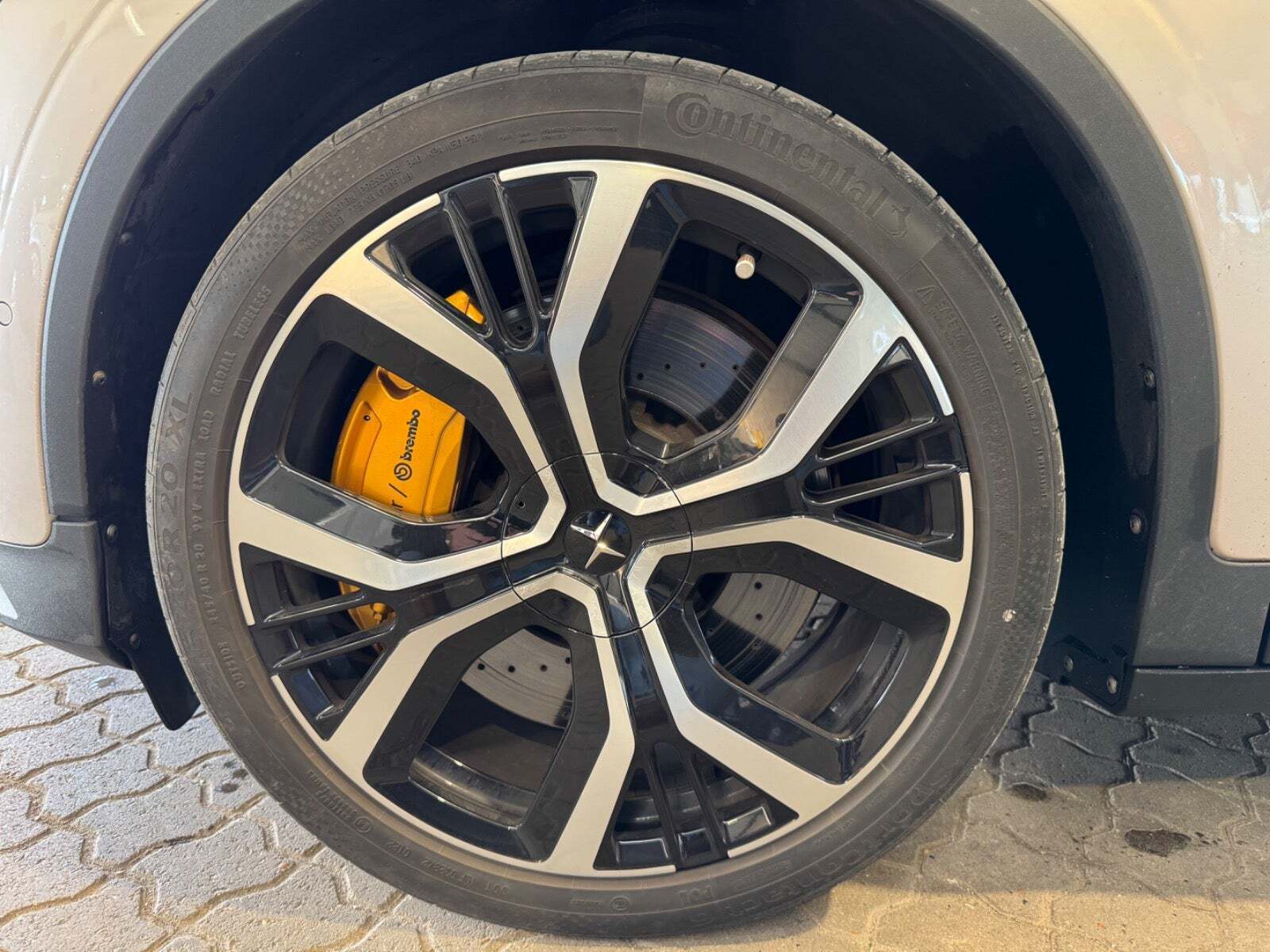 Orange Polestar 2 fra 2023