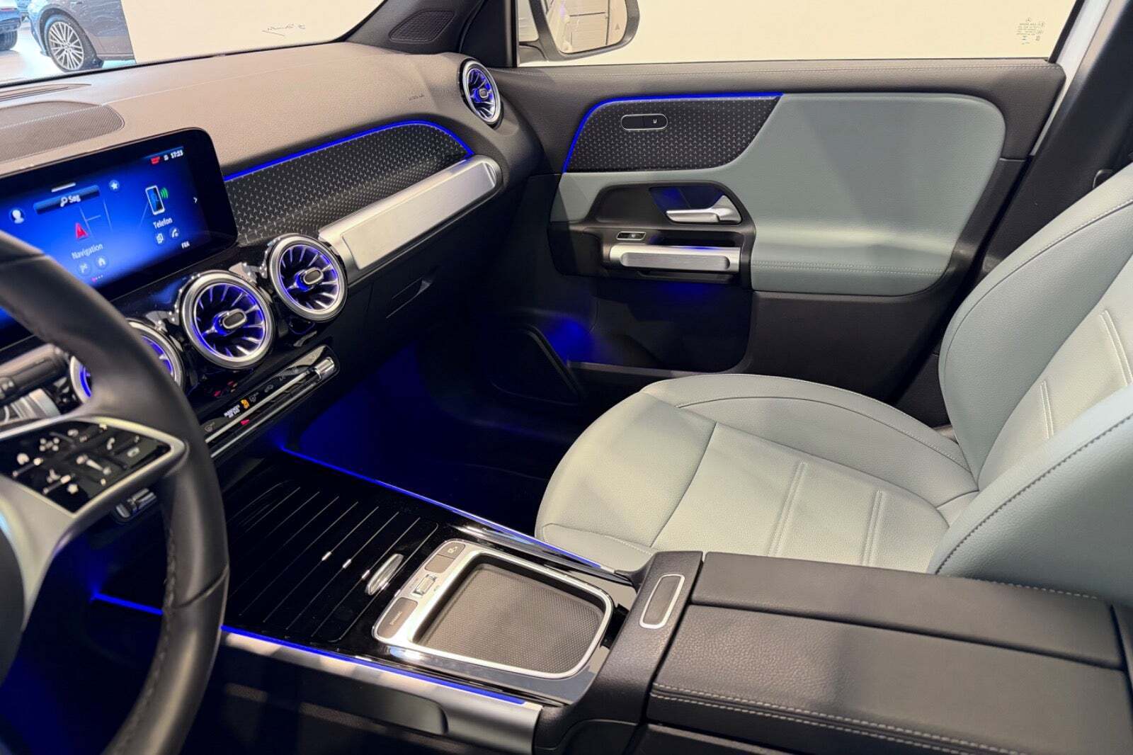 Hvid Mercedes EQB300 fra 2025