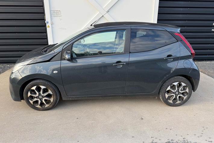 Grå Toyota Aygo fra 2021