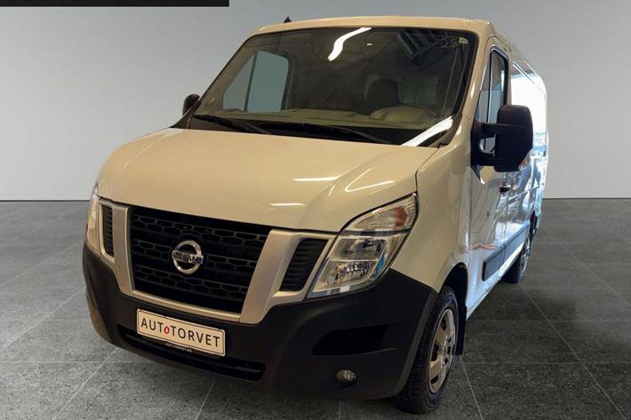 Hvid Nissan NV400 fra 2017 set udefra