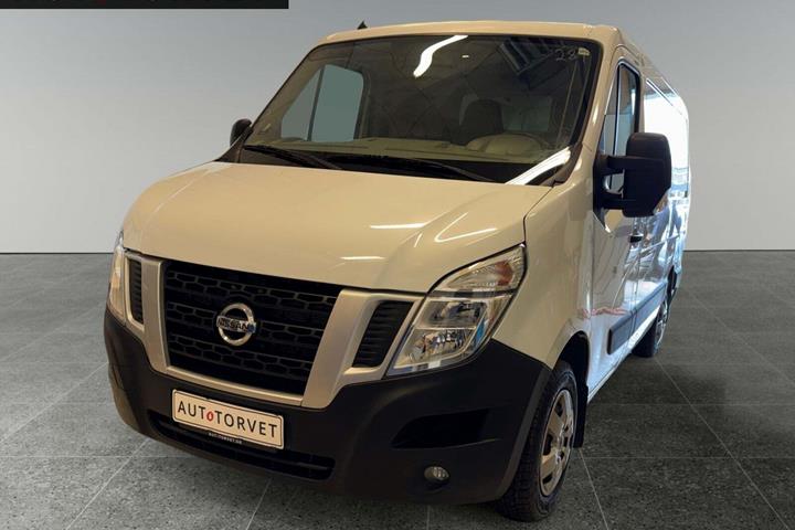 Hvid Nissan NV400 fra 2017 set udefra
