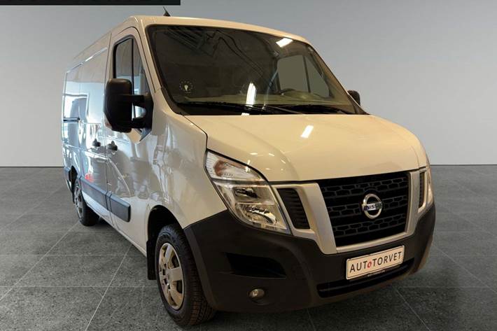 Hvid Nissan NV400 fra 2017 set udefra