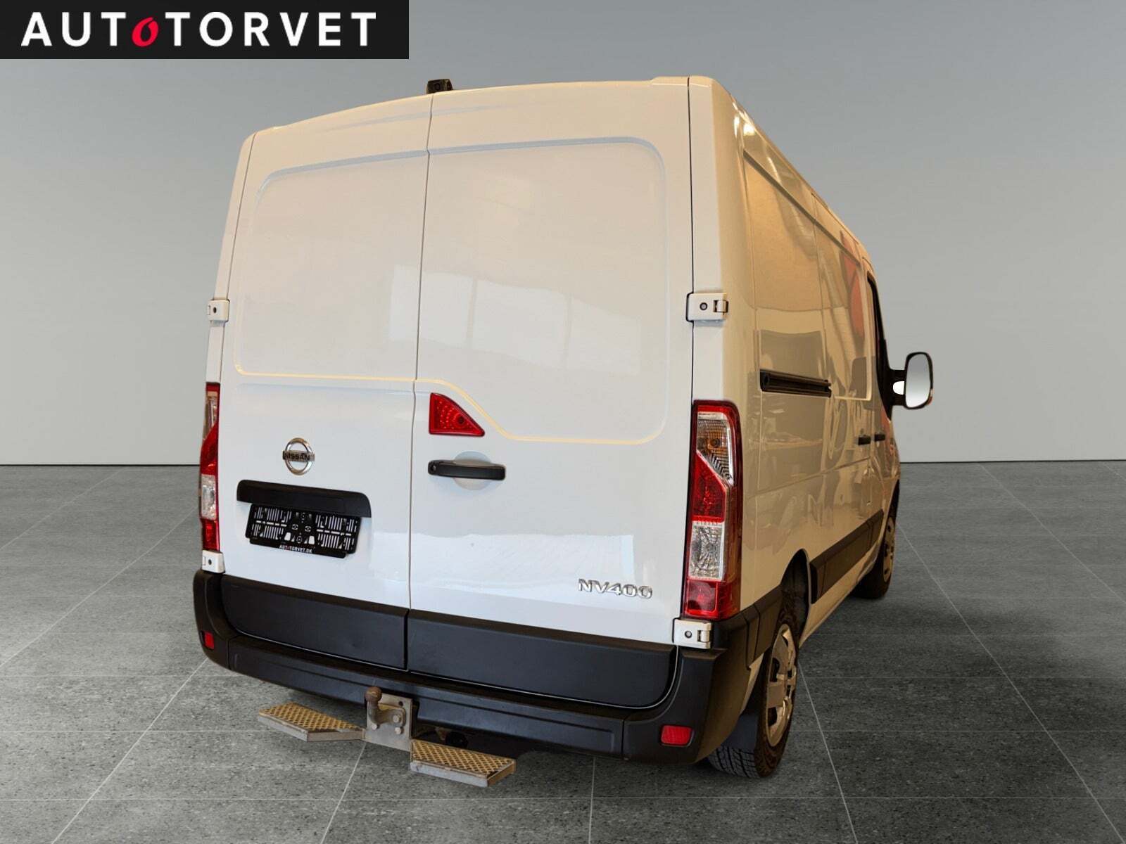 Hvid Nissan NV400 fra 2017 set udefra