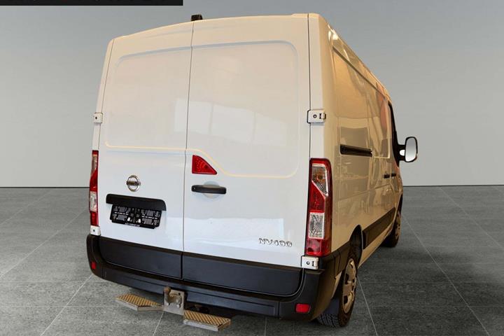Hvid Nissan NV400 fra 2017 set udefra