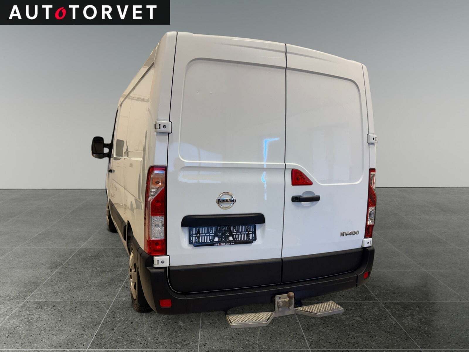 Hvid Nissan NV400 fra 2017 set udefra