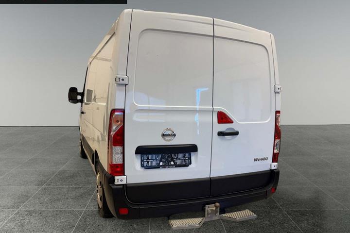 Hvid Nissan NV400 fra 2017 set udefra