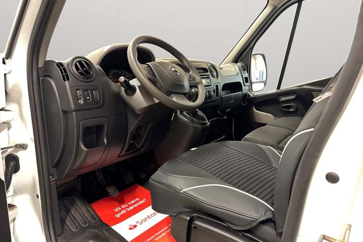 Hvid Nissan NV400 fra 2017 set indefra