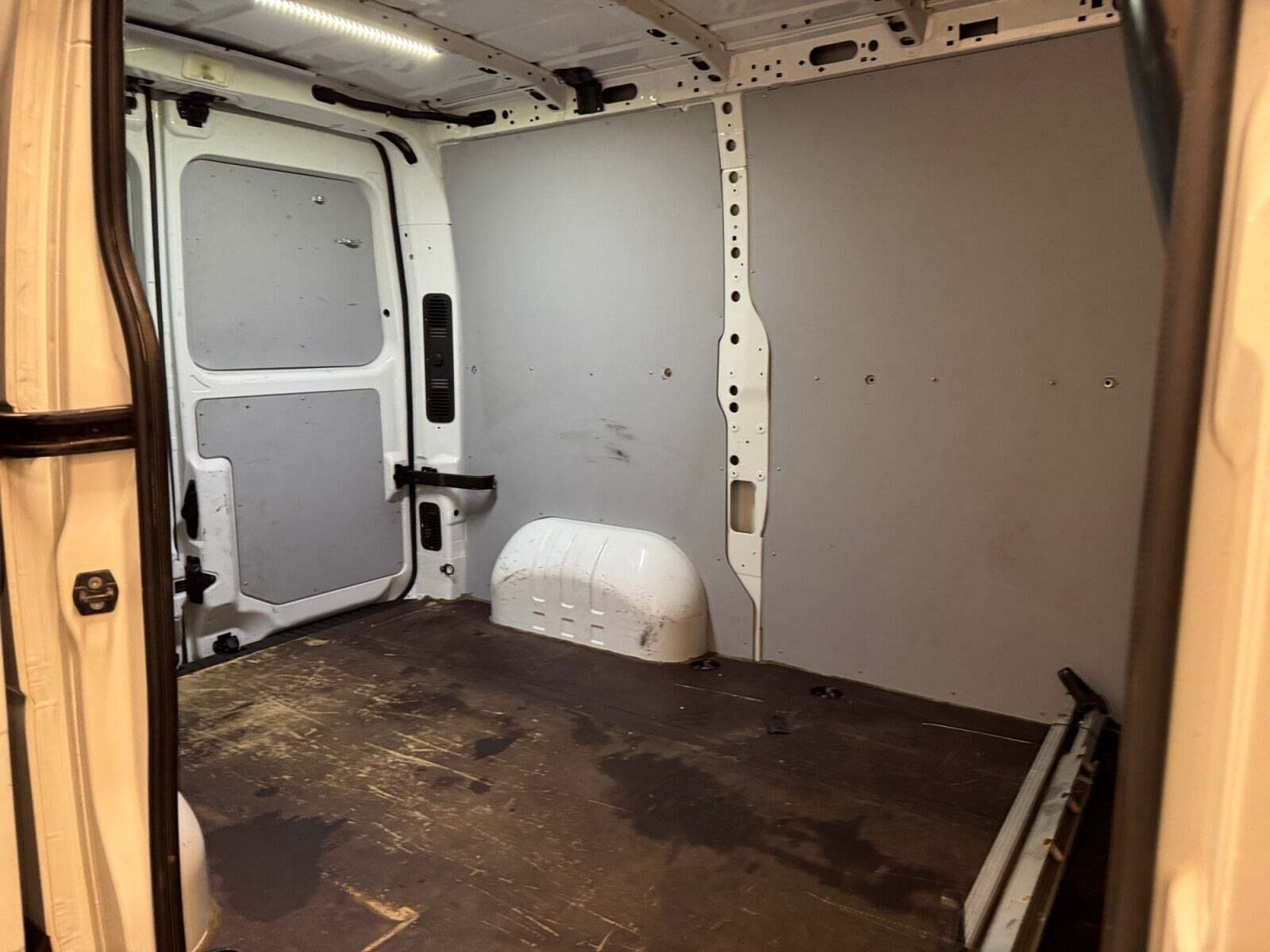 Hvid Nissan NV400 fra 2017 set udefra