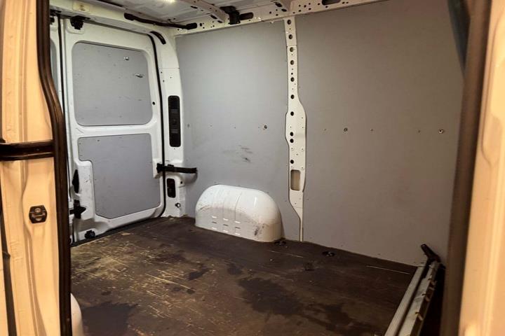 Hvid Nissan NV400 fra 2017 set udefra