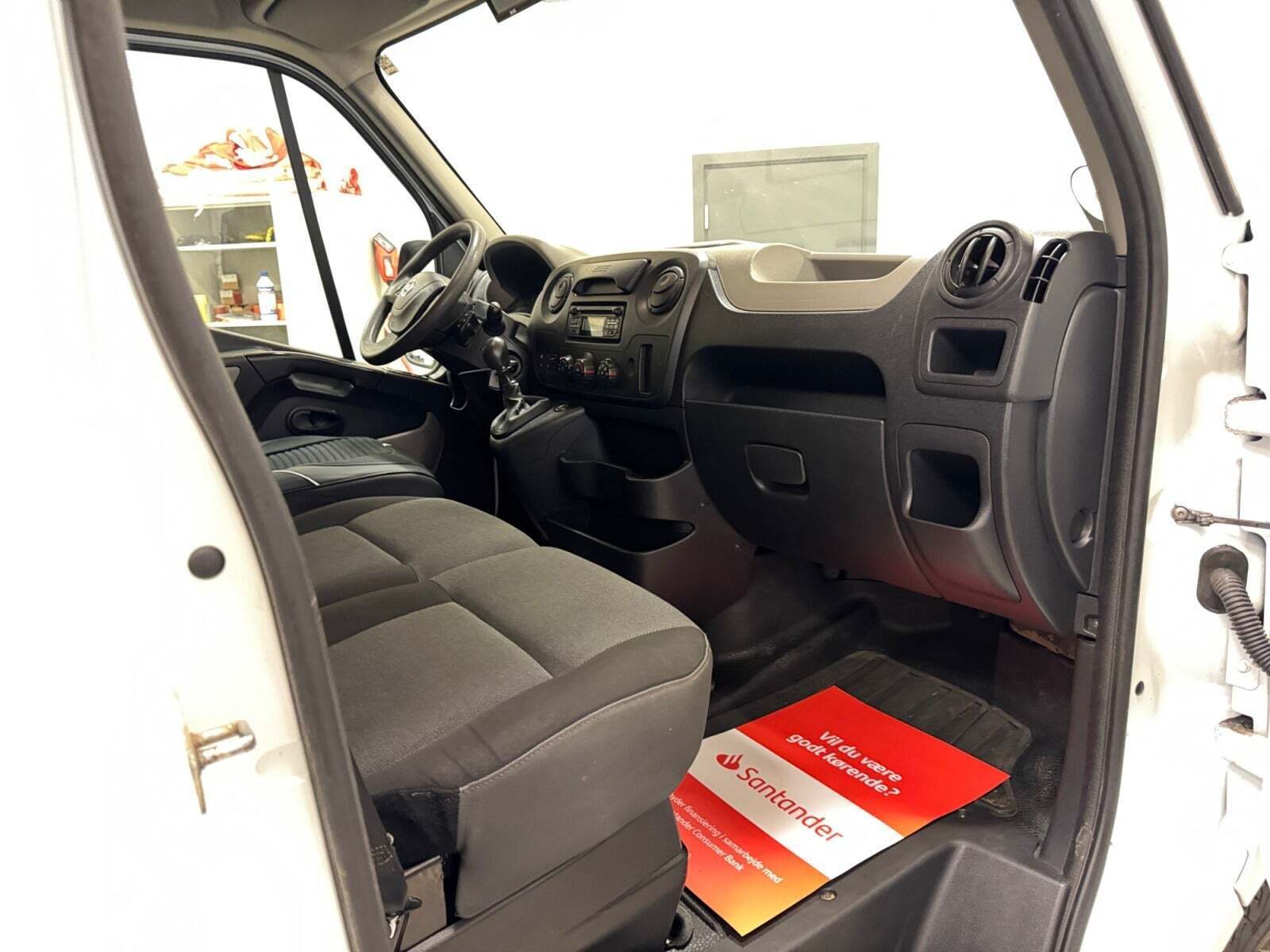 Hvid Nissan NV400 fra 2017 set indefra