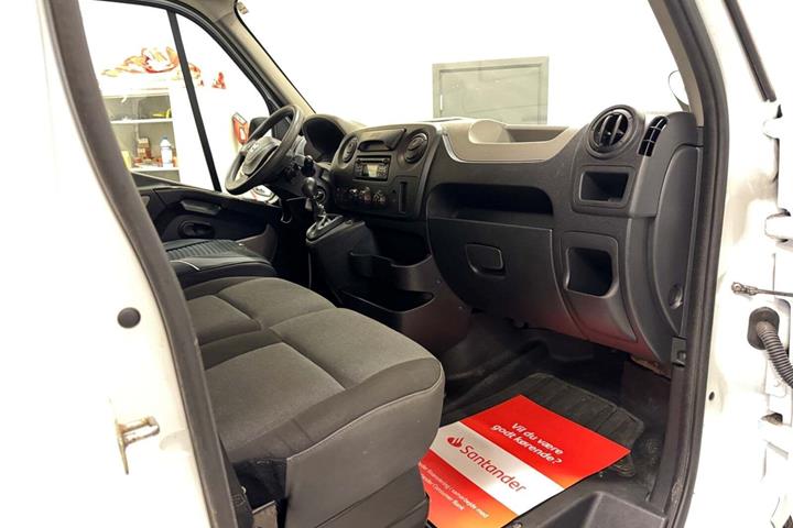 Hvid Nissan NV400 fra 2017 set indefra